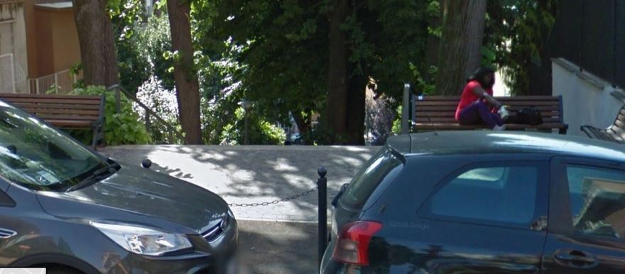 L'inizio della scalinata di via Licinio Calvo attraverso la quale si raggiunge, passando per via Prisciano, piazzale delle Medaglie D'oro]